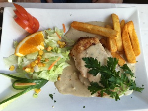 Komposition aus Schweinefilet und Hühnerfilet an Pfeffersauce