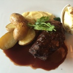 Rinderfilet mit Apfelbutter, gebratenem Spinat, cremigem Kartoffelpüree, Pellkartoffeln und geröstetem Knoblauch an Calvados-Sauce