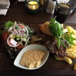 Beefsteak mit Pommes Frites, mit geschmortem Gemüse und Sauce Bernaise, dazu Salat