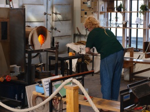 Glasbläserin bei der Arbeit