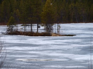 zugefrorener See an der E45