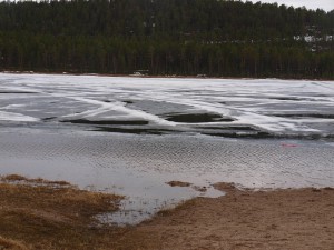 der zugefrorene Talvatissjön-See in Jokkmokk