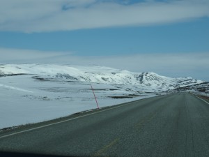 Schnee in den Bergen an der E6 in Norwegen