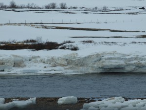 teilweise ist der Schnee an E6 in Norwegen über einen Meter dick