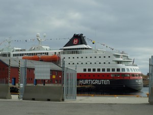 Schiff der Hurtigruten in Honningsvåg