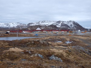 Blick vom Trinkwasser-Staudamm auf das Nordkapp Camping Skipsfjorden Honningsvåg