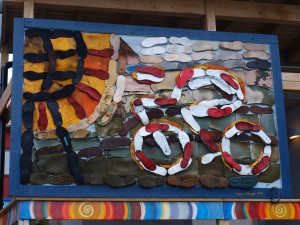 Kunst aus Schuhen und Gummistiefeln in Honningsvåg