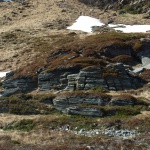 die Berge bestehen hier aus Gesteinsschichten