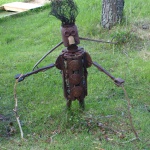 lustiger Zeitgenosse in der Gartenanlage in Olofsfors Bruk